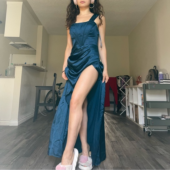 Dress - Picture 1 of 3